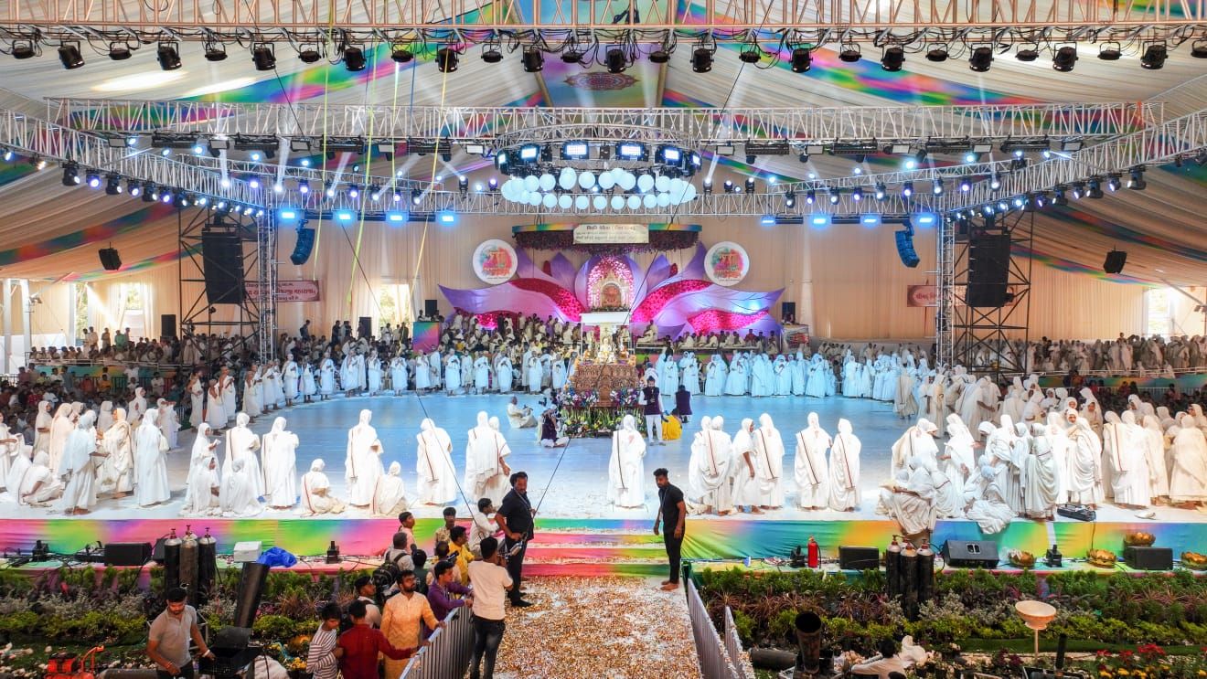 જૈન શાસનનો ઐતિહાસિક દિવસ: બોરીવલીના ચીકુવાડી મેદાનમાં 64 મુમુક્ષુઓએ ધારણ કર્યો સંયમ માર્ગ